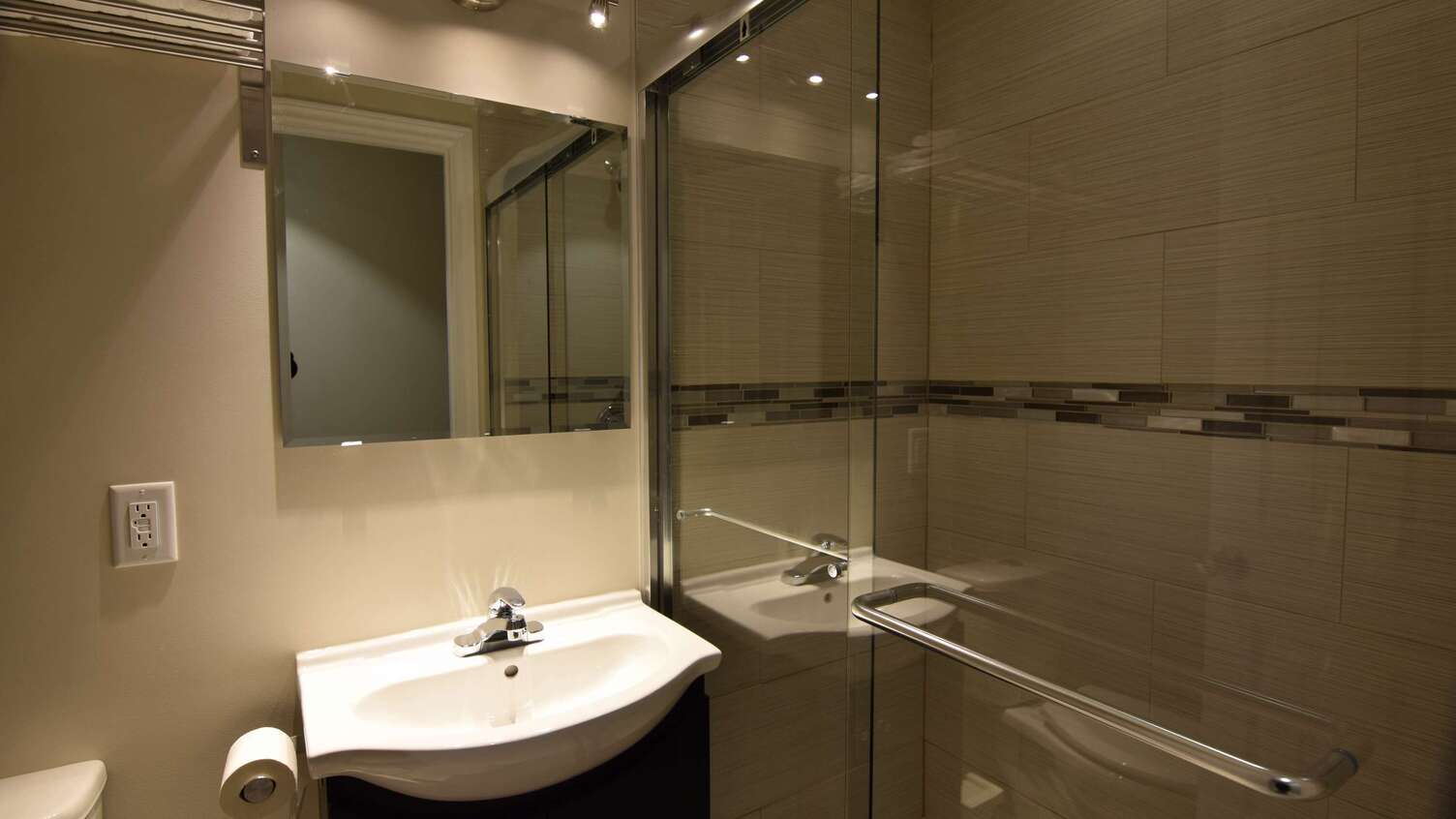Suite ceramic shower